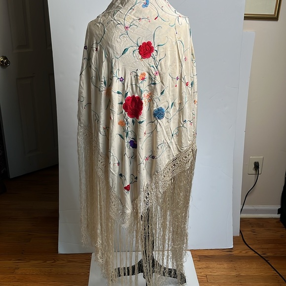 Piano Shawl Antique Silk hand embroidered fringe - Picture 10 of 10